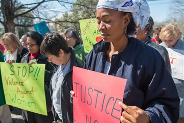 Nesta foto de arquivo de 2013, a Revda. Eunice Musa Iliya (à direita) participa de uma vigília do Dia Internacional da Mulher, patrocinada pelas Mulheres Metodistas Unidas. Foto de Kristina Krug, cortesia das Mulheres Metodistas Unidas.