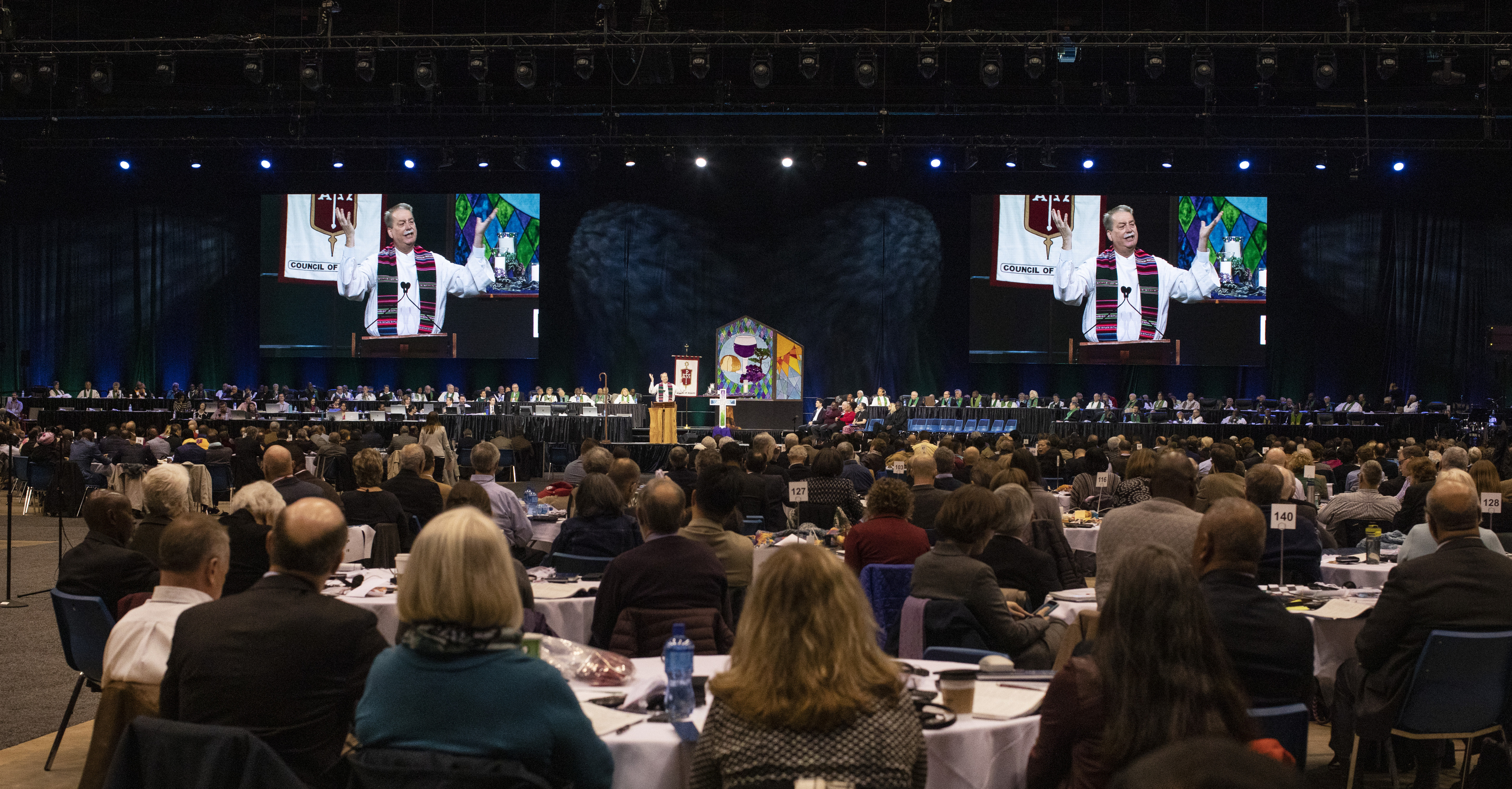 El obispo Kenneth H. Carter pronuncia el sermón durante el servicio de adoración inaugural de la Conferencia General Extraordinaria Metodista Unida del 2019 en St. Louis