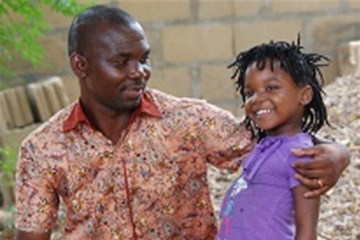 Pedro Chadreque Guambe y su hija Wendy comparten un momento juntos