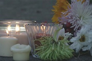 "Un monumento en la calle recuerda a las víctimas de delitos. El capellán Bruce Cook dirige un grupo de apoyo para familias que han perdido seres queridos por delitos violentos".
