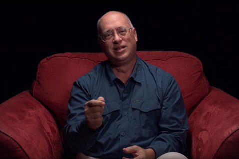 The Rev. Mike Sluder appears in our Reflections on Our Faith" video series. Still from video by United Methodist Communications. El Rdo. Mike aparece en nuestra serie de videos Reflexiones sobre Nuestra Fe. Una captura de video por Comunicaciones Metodistas Unidas.