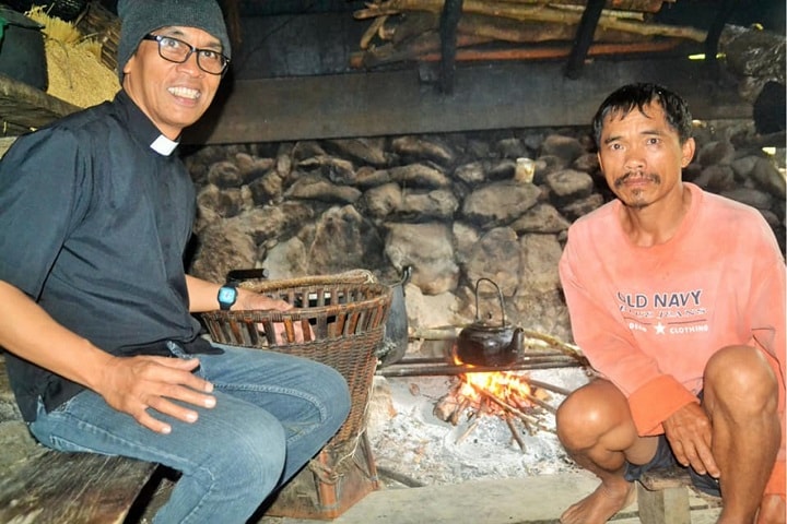 The Rev. Frankie Ortilano Cayaban visits in the home of a resident along his circuit in the Philippines.