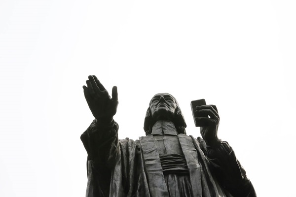 Statue de John Wesley à Londres.