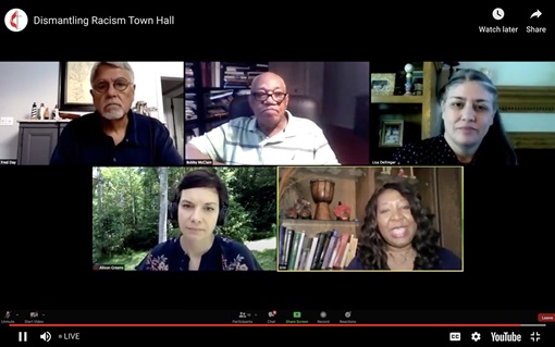 "Um grupo de painelistas discutiu a história do Metodismo em torno da questão da raça durante uma reunião aberta ao vivo, denominacional. A reunião foi moderada por Erin Hawkins (canto inferior direito) da Comissão Metodista Unida de Religião. e Race. Os palestrantes convidados incluíram: Alison Collis Greene, Reverendo Alfred T. Dia III, William Bobby McClain e Lisa Dellinger. A foto é uma captura de tela do MU News via YouTube.