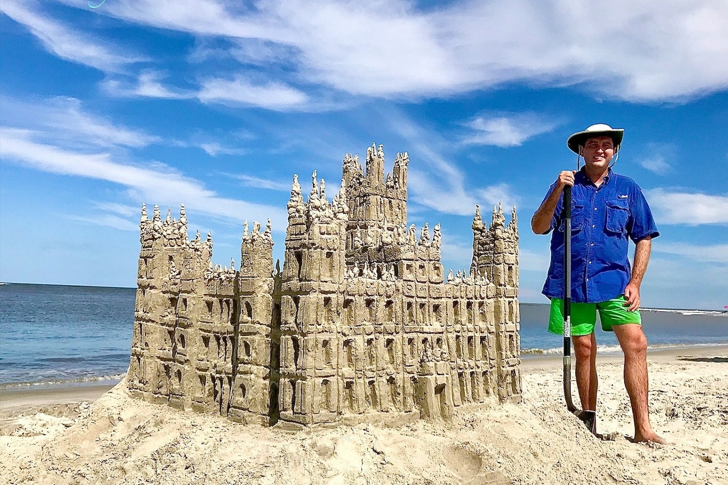 Dylan Mulligan, le Géorgie marchand de sable, a construit une réplique du château de Highclere, connu dans le monde sous le nom de Downton Abbey. Cette création, construite à Entrée de Gould sur l’île Saint Simons, en Géorgie, a pris un total de sept heures et contient plus de cent gallons d’eau. Photo gracieuseté de Dylan Mulligan.