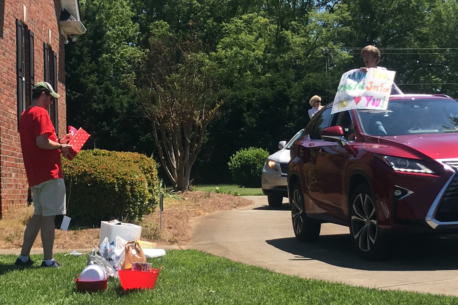 Les membres de l’Église Méthodiste Unie de Sedge Garden défilent devant la maison du révérend Justin Lowe pour lui montrer leur appréciation. Photo gracieuseté de l’Église Méthodiste Unie de Sedge Garden.