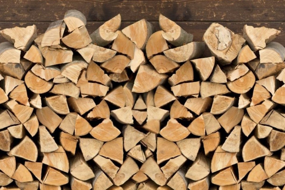 Os Metodistas Unidos em toda a conexão estão alcançando suas comunidades para ajudar os vizinhos que usam lenha em suas casas, não para ambiência, mas por necessidade. Elogios fotográficos de Ebenezer UMC, Stafford, Virgínia.