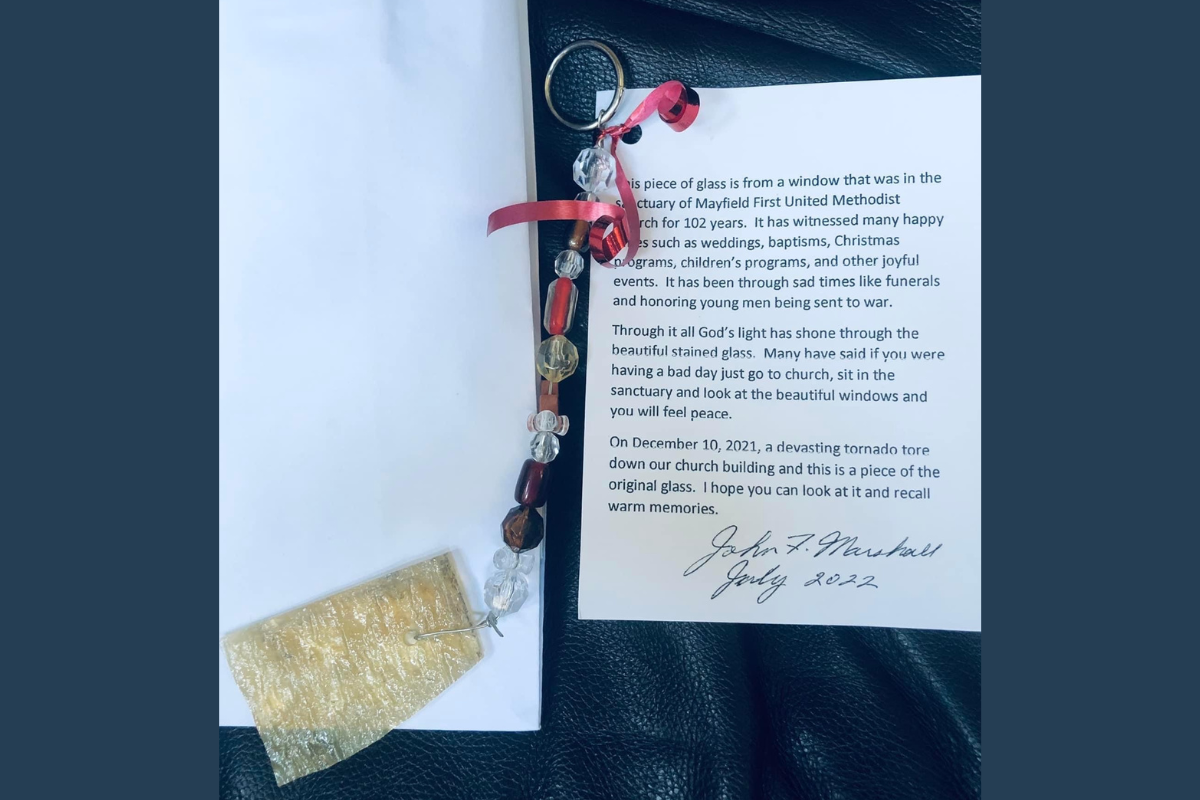 2021년 12월 10일 켄터키를 강타한 토네이도가 메이필드연합감리교회의 102년 된 건물을 파괴한 뒤 존 F. 마셜이 제작한 스테인드글라스 장식품 사진. 사진 제공: 제니퍼 워커
