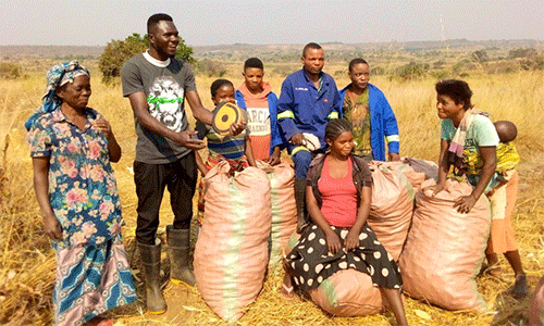 Honest Baraya (sec. from left) with farmers of Kinkunki. (Photo: Courtesy of Honest Baraya)
