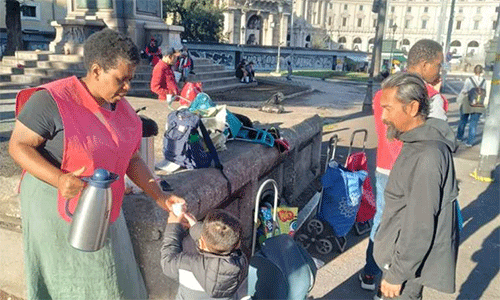 Eliad serves breakfast in the community with a young volunteer. (Photo: Courtesy of Eliad Dias dos Santos)