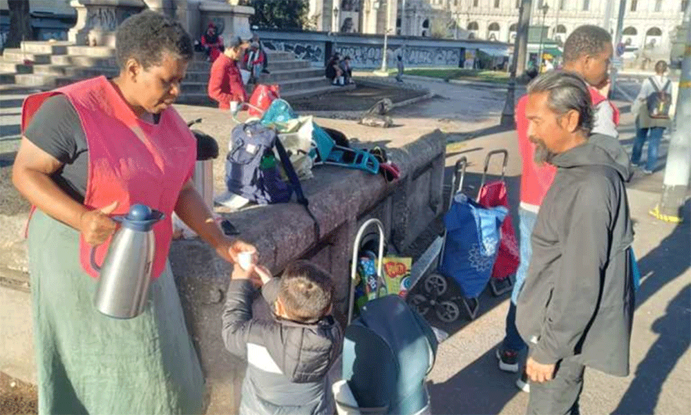 Eliad serves breakfast in the community with a young volunteer. (Photo: Courtesy of Eliad Dias dos Santos)