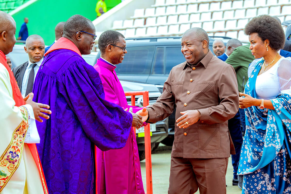 Bishops Daniel Wandabula (at left in purple robe) and Emmanuel Sinzohagera welcome Burundi President Evariste Ndayishimiye and First Lady Angeline Ndayishimiye to the installation celebration at Ingoma Stadium in Gitega, Burundi, on March 29. More than 4,000 people gathered to celebrate Sinzohagera’s installation as a United Methodist bishop in the newly created East Africa Central Conference. He will lead the Burundi-Rwanda Episcopal Area and serve as the central conference’s president. Photo by Priscilla Muzerengwa, United Methodist Communications.