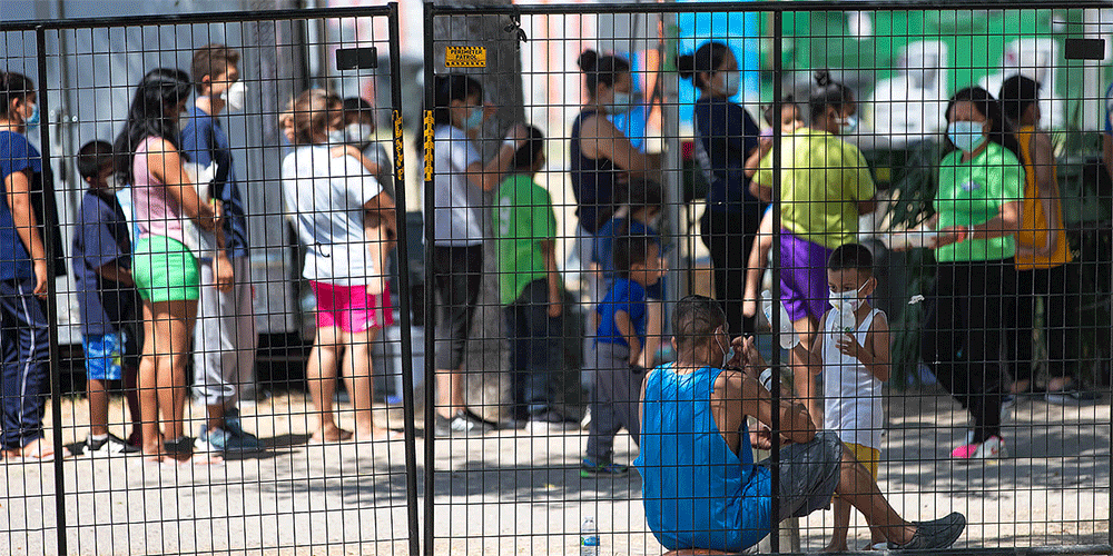 Migrants who have crossed into the U.S. from Mexico gather in Anzalduas Park in Mission, Texas. (Photo: Mike DuBose)