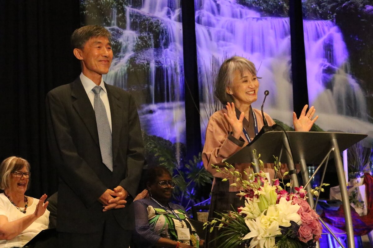 2025년 6월 11일 열린 북일리노이 연회 목회자 은퇴찬하예배에서 신경혜 목사가 은퇴사를 전하고 있다. 왼쪽은 남편 주원종 교수. 사진, 김응선(Thomas E. Kim) 목사, 연합감리교뉴스.   